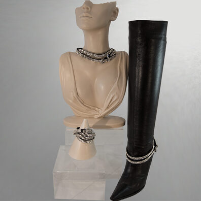Strass-Stiefelbänder können als Stiefelband, Halsband oder Armband getragen werden.