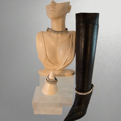 Tuning für Schuhe - das glitzernde Accessoire funkelt in allen Regenbogenfarben.