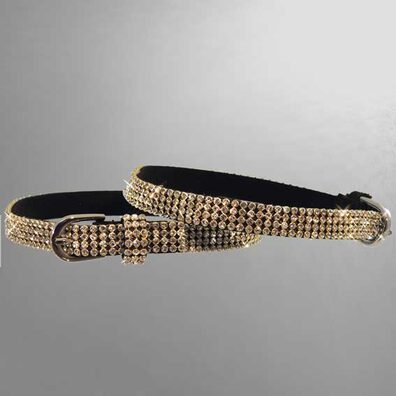 Tuning für Schuhe - das glitzernde Accessoire funkelt in allen Regenbogenfarben.