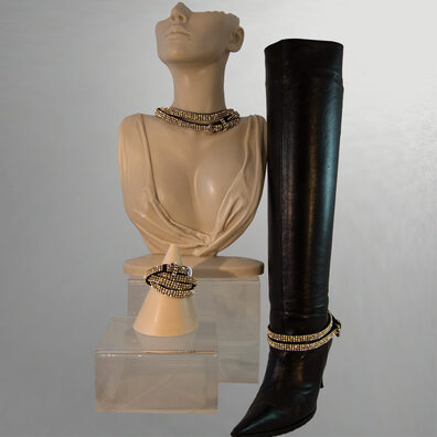 Kann als Stiefelband, Halsband oder Armband getragen werden. 